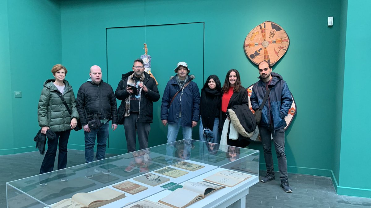 Solidarios_es's tweet photo. El plan del #grupodeocio del programa de #SaludMental este finde en #Madrid ha pasado de nuevo por @centrocentro en Cibeles para ver una de sus exposiciones de arte moderno.
Compartiendo ocio y cultura
#voluntariado https://t.co/Dep9qlMOTT