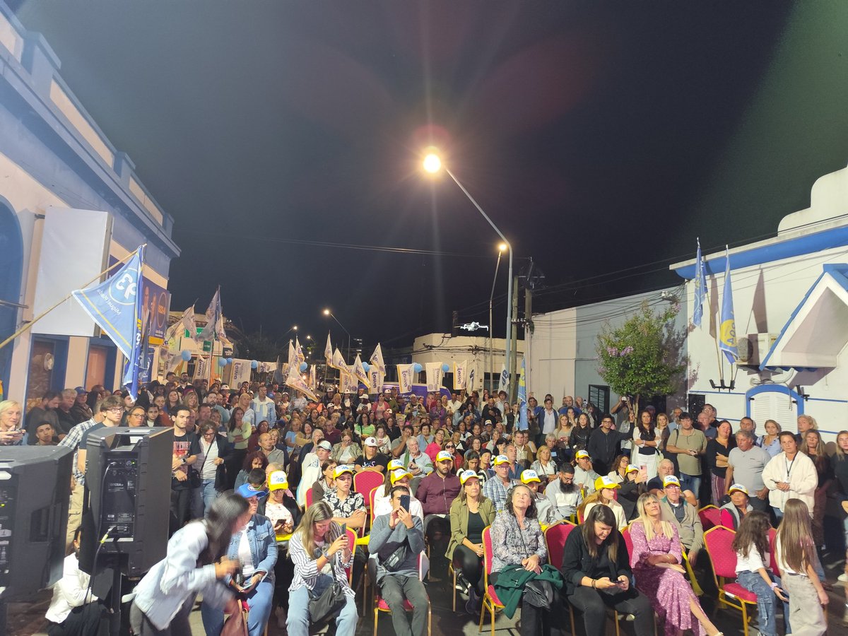 Multitudinario lanzamiento de la 922-A anoche. Laura Barreto Alcaldesa de Maldonado. En mi gestión como Alcalde ella ha sido y sigue siendo un respaldo fundamental; está preparada para continuar la obra. Desde la lista 904 la apoyamos convencidos. <a href="/miguelabellauy/">Miguel Abella</a> <a href="/Antia_Enrique/">Ing. Agr. Enrique Antía</a>