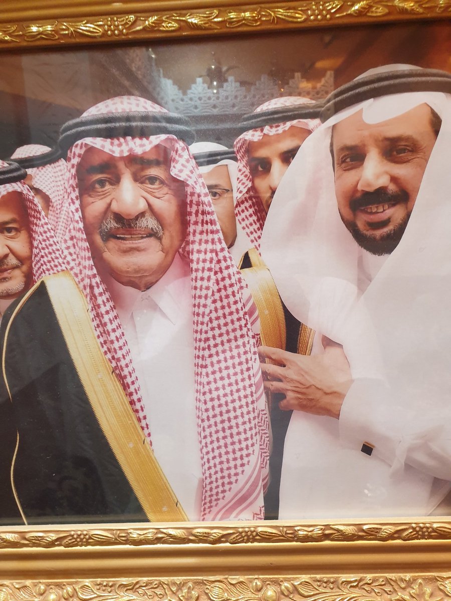 #من_الذاكرة
سمو الامير مقرن بن عبد العزيز حفظه الله بجانبه عضو مجلس منطقة حائل سابقا أ. عبد العزيز بن حمد باحد المناسبات .
#ذاكرة_حائل
من ارشيف المكتبة