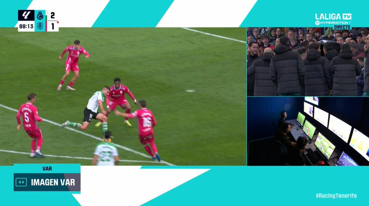 ArchivoVAR's tweet image. 🖥️💥 Ridículo estrepitoso de Fuentes Molina en el Racing de Santander - Tenerife.

👉🏻 Karrikaburu se tropieza y cae sobre la pierna apoyada de Aitor Sanz.

❌ FALTA CLARÍSIMA.

▪️ Tras esta acción, el Tenerife perdió la posesión y llegó el gol de Andrés Martín. De broma.