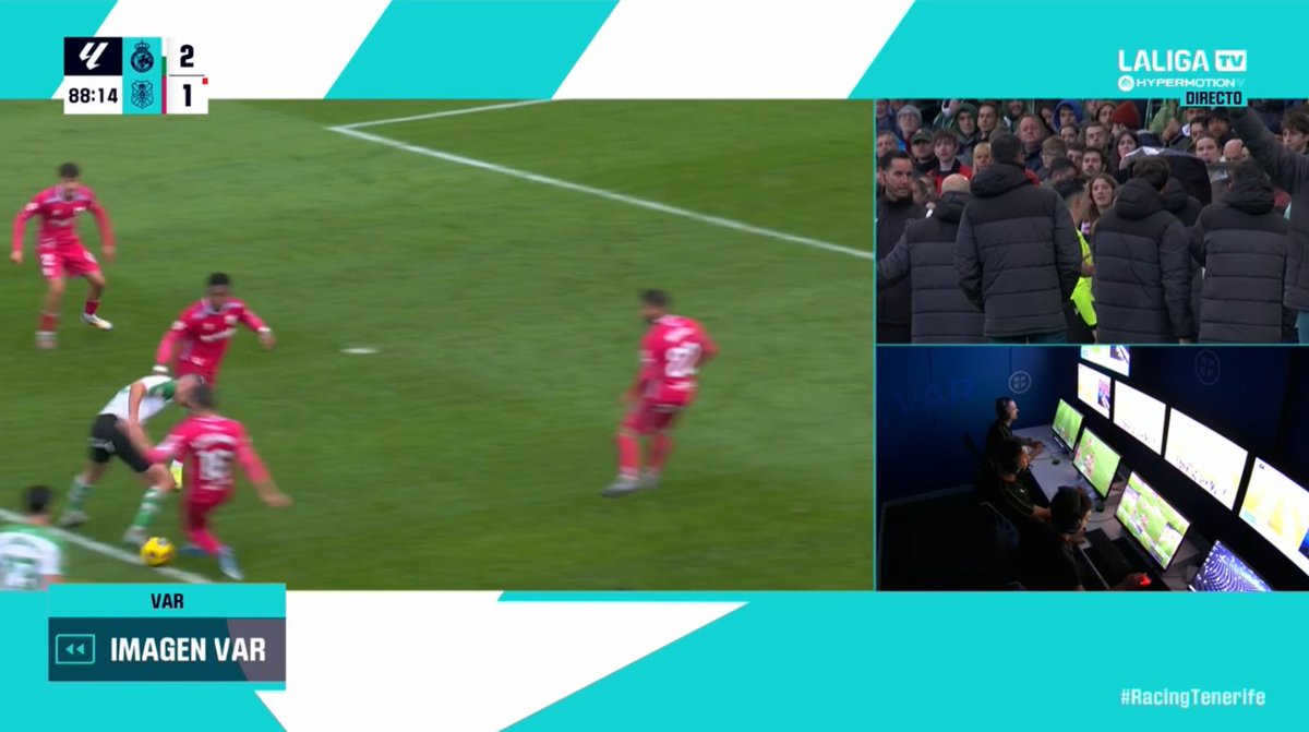 ArchivoVAR's tweet image. 🖥️💥 Ridículo estrepitoso de Fuentes Molina en el Racing de Santander - Tenerife.

👉🏻 Karrikaburu se tropieza y cae sobre la pierna apoyada de Aitor Sanz.

❌ FALTA CLARÍSIMA.

▪️ Tras esta acción, el Tenerife perdió la posesión y llegó el gol de Andrés Martín. De broma.