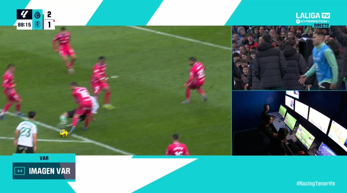 ArchivoVAR's tweet image. 🖥️💥 Ridículo estrepitoso de Fuentes Molina en el Racing de Santander - Tenerife.

👉🏻 Karrikaburu se tropieza y cae sobre la pierna apoyada de Aitor Sanz.

❌ FALTA CLARÍSIMA.

▪️ Tras esta acción, el Tenerife perdió la posesión y llegó el gol de Andrés Martín. De broma.