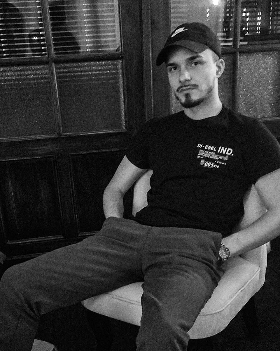 z_drxj's tweet photo. #LGBTQIASpringSoon https://t.co/RpBzjpChkb