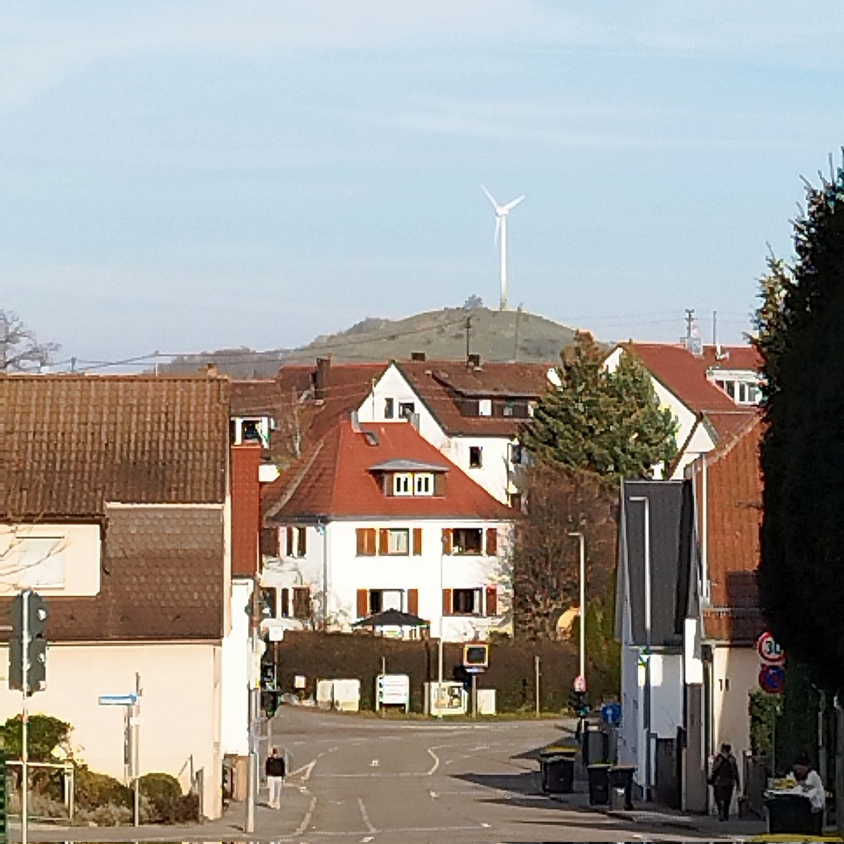 Heute vor 25 Jahren am 16.3.2000 speiste das Windrad auf dem 'Grünen Heiner' erstmals Strom ins Netz. Weitere 25 Jahre zuvor, in den 70ern meiner Jugend, war das noch der Traum, an den wir glaubten: Visionen brauchen Zeit – und Menschen, die an sie glauben! Gilt bis heute! 
🌱🌍