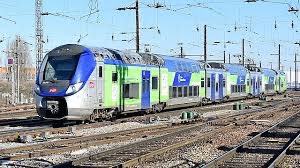 C’est <a href="/TERHDF/">TER Hauts-de-France</a> qui possède les trains les plus capacitaires de France.

Un seul Regio2N à 10 caisses peut transporter 770 Passagers assis. (1300 en comptant les strapontins et les personnes debout).
Ils sont coupable par 3, ce qui ferait un train de 408 mètres et 3900 passagers.