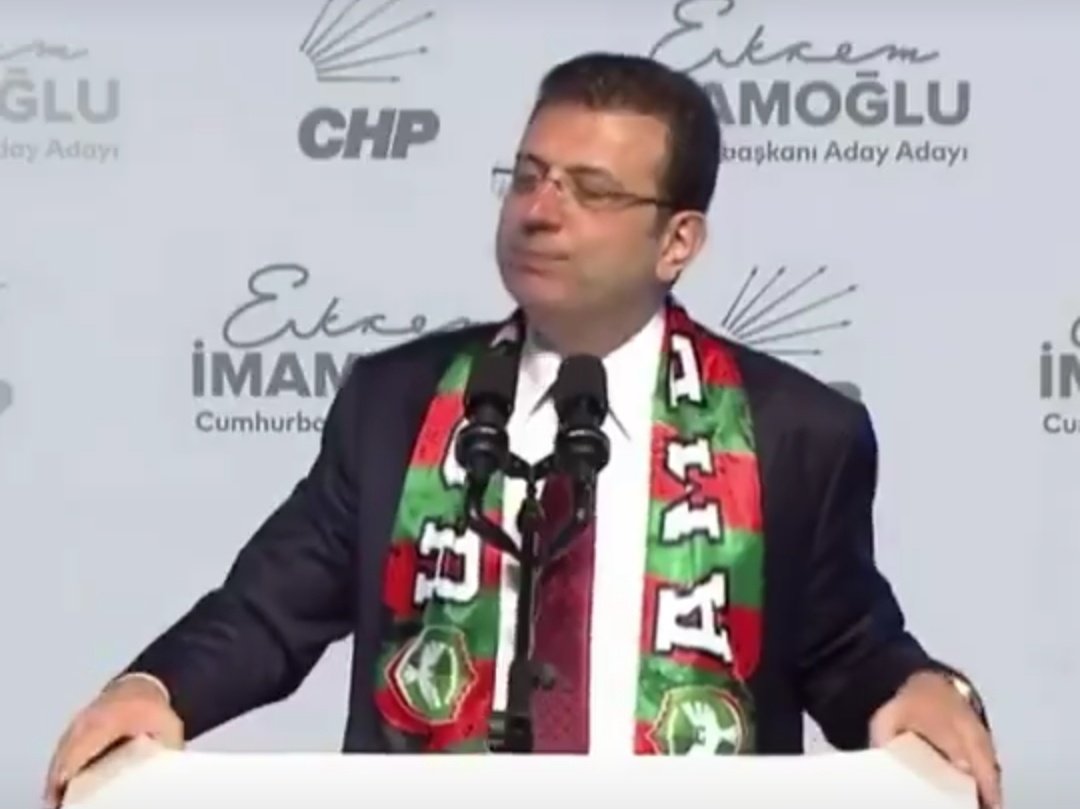 ekremistpala's tweet photo. bursa'da da diyarbakır'da da şehrin takımının atkısını takacak.

insanımız daha fazla kavga etmeyecek. kanziler ve bölücüler kudurabilir. https://t.co/laELTkvw77