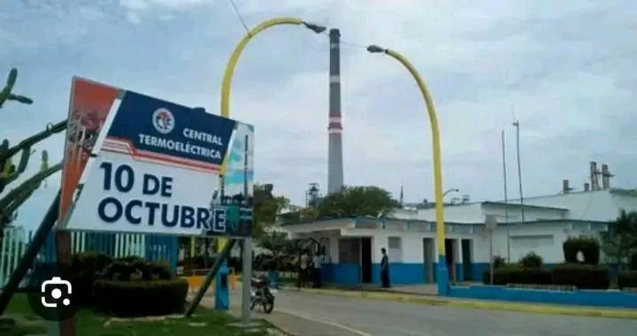 #DePieYCombatiendo trabajadores de la CTE 10 de Octubre en #Nuevitas, #Camaguey. Aporte de sus 2 unidades ha sido vital en la recuperación del SEN. El reconocimiento a todos los que desde diferentes posiciones siguen laborando sin descanso en sus instalaciones. #PorCamagüeyTodo