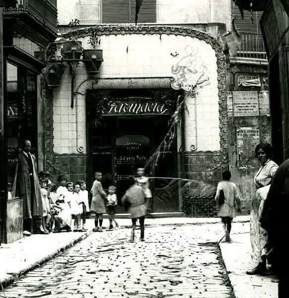 AbansGirona's tweet photo. Farmàcia Saguer. Carrer de l'Argentería. Girona 1908. https://t.co/PpUMGFZDce