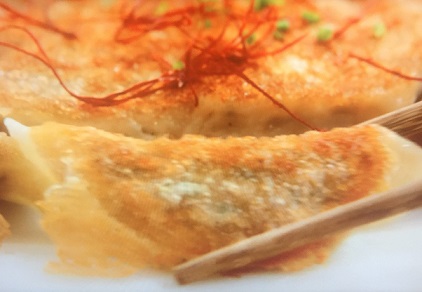 AnnaBethS4's tweet photo. #WithLoveMeghan #VickyTsai #Potstickers The red threads! In the final look at the potstickers, red threads have been scattered on top. Obv not sewing type threads (I wd guess dried pieces of red powder puff blossoms) but I was totally charmed by what I suspect was a very 1/2 https://t.co/vnlAkGfUDm
