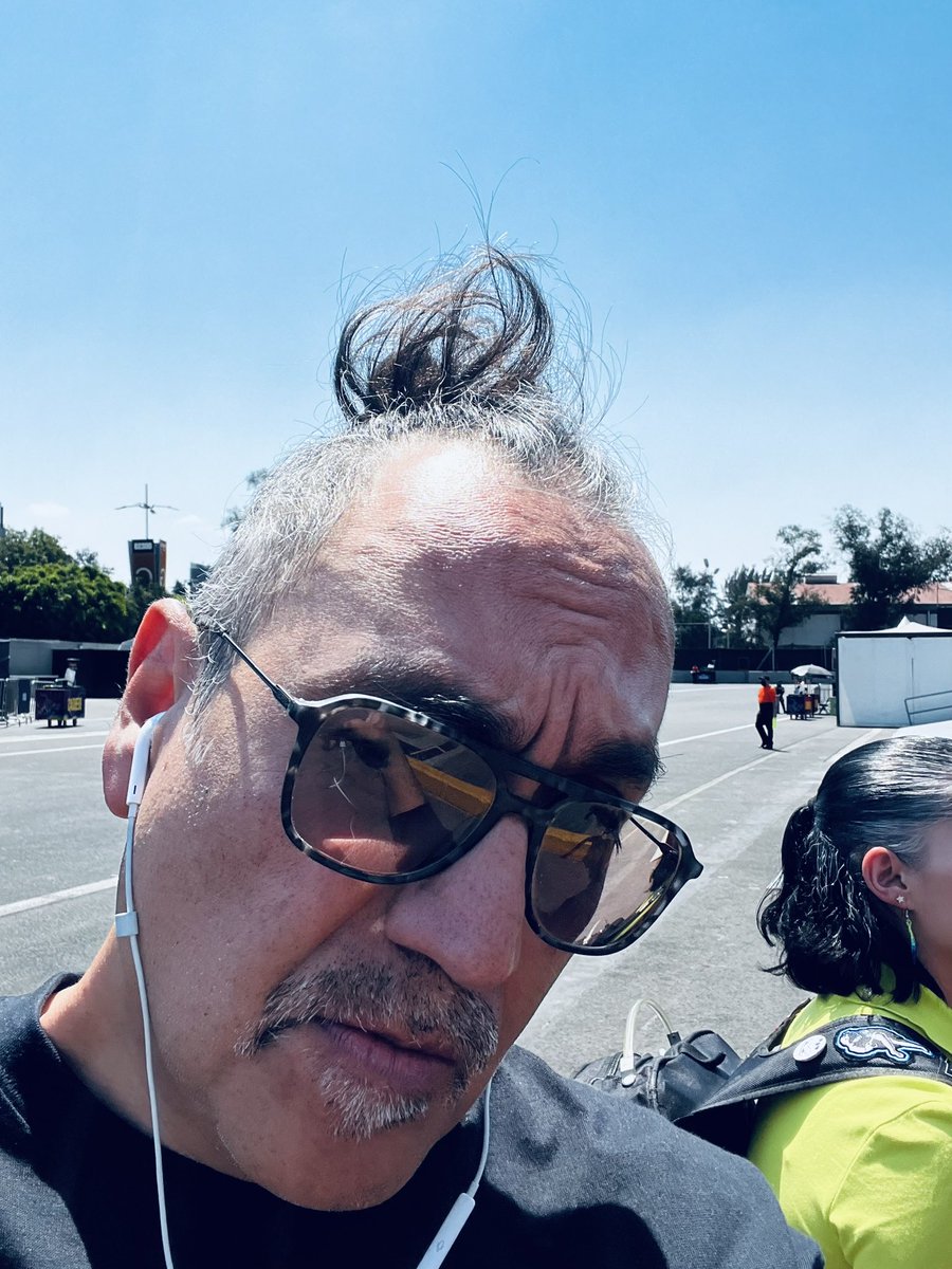 andres_villela's tweet photo. Pues ya llegamos para hacer ruido #siosi #elruidolohacemostodos #surfeandoelapocalipsis 🫰🏼@ruidoblancofm @vivelatino 🤘🏼 https://t.co/ocp9EnTkTY