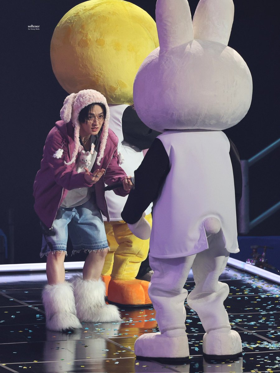 userlinoring's tweet photo. THIS IS THE MOST ENDEARING PICTURE EVER 😭😭😭😭 leeknow's little face encouraging leebit to jump with him https://t.co/a7Yc3dkssi