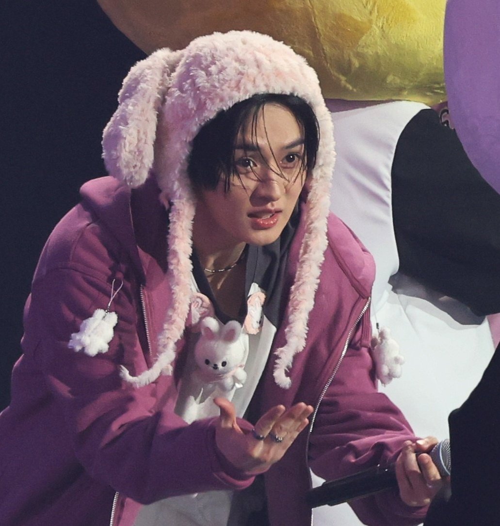 userlinoring's tweet photo. THIS IS THE MOST ENDEARING PICTURE EVER 😭😭😭😭 leeknow's little face encouraging leebit to jump with him https://t.co/a7Yc3dkssi