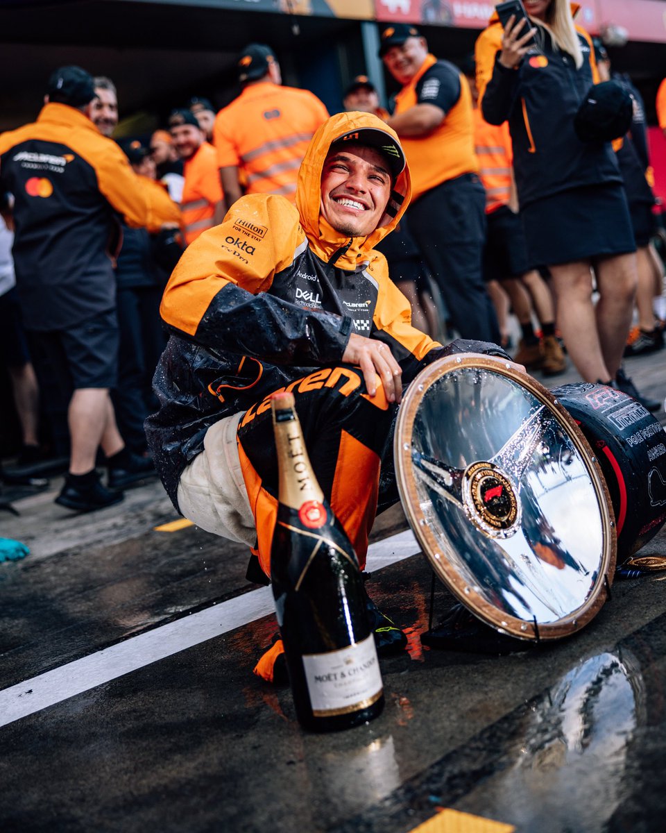 pisodeportivo's tweet photo. En la madrugada, Melbourne acogió la primera carrera de la temporada de Fórmula 1, marcada por lluvias intermitentes que generaron incidentes en la pista. A pesar de las condiciones adversas, Lando Norris (McLaren) logró la victoria, seguido por Max Verstappen y George Russell. https://t.co/oapx3a2XDJ
