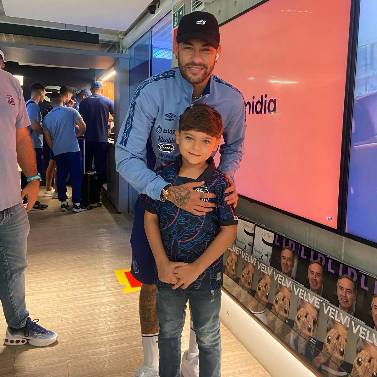 SantosFC's tweet photo. O pequeno Anthony emocionou a todos na última semana com sua história de superação e amor ao Peixão. Ele lutou contra um câncer e, ao final do tratamento, perdeu o olhinho direito. 

Seu exemplo de amor pelo Santos foi demonstrado quando, ao colocar a prótese no olho, inseriu o escudo do Peixão, levando o clube do coração para todo lugar. O Anthony recebeu o convite especial do presidente Marcelo Teixeira e viajou com a delegação santista para Curitiba, ficando no mesmo hotel e vivendo um dia de atleta do Santos. 

Um exemplo de superação! 🥹🤍🖤