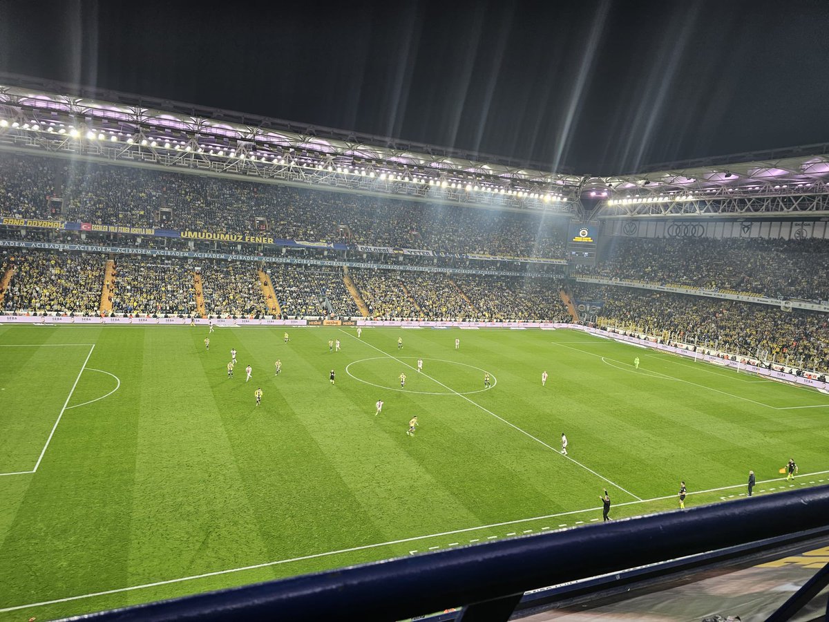 Dzeko gecen sene de 2. devre düşmüştü. Mourinho, Dzeko'yu dinlendirmeden devamlı oynatıp, bitirdi.  Bunun böyle olacağını seyirci olarak biz tahmin etmiştik. Mourinho göremedi. Fener'in seneye Dzeko ve Tadiç'i mutlaka  göndermesi lazim.
Varlıkları da yoklukları da dert. İrfan Can