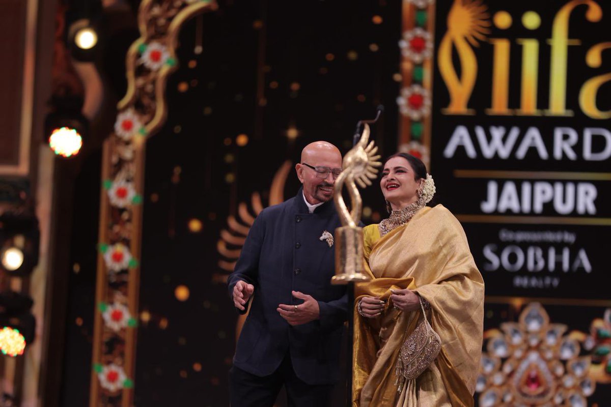 LokmatTimes_ngp's tweet photo. Rakesh Roshan and Rekha ji recreate magic on stage at the IIFA Awards 2025! A nostalgic reunion that brings back iconic memories.
#Bollywood #IIFA2025 #RakeshRoshan #RekhaJi #TimelessDuo #IIFAAwards #BollywoodLegends https://t.co/Cr4CPvka5v