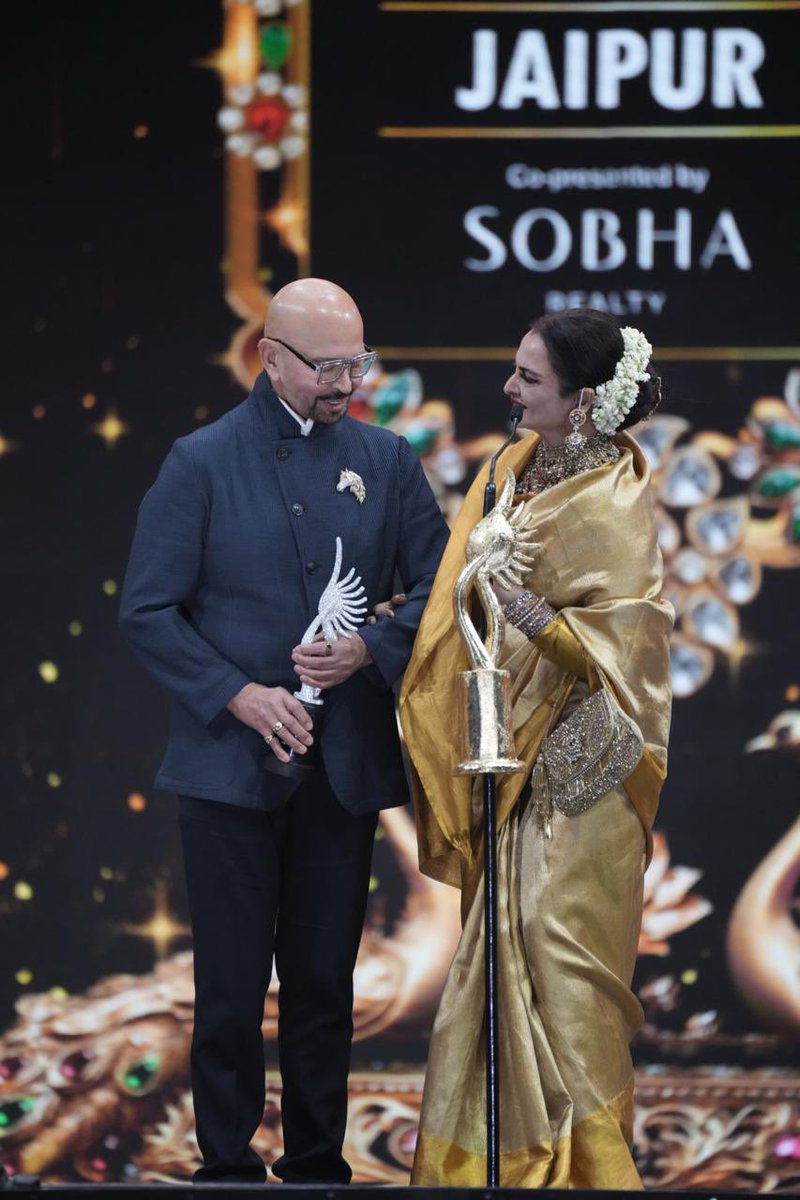 LokmatTimes_ngp's tweet photo. Rakesh Roshan and Rekha ji recreate magic on stage at the IIFA Awards 2025! A nostalgic reunion that brings back iconic memories.
#Bollywood #IIFA2025 #RakeshRoshan #RekhaJi #TimelessDuo #IIFAAwards #BollywoodLegends https://t.co/Cr4CPvka5v