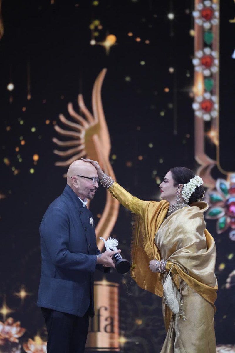 LokmatTimes_ngp's tweet photo. Rakesh Roshan and Rekha ji recreate magic on stage at the IIFA Awards 2025! A nostalgic reunion that brings back iconic memories.
#Bollywood #IIFA2025 #RakeshRoshan #RekhaJi #TimelessDuo #IIFAAwards #BollywoodLegends https://t.co/Cr4CPvka5v