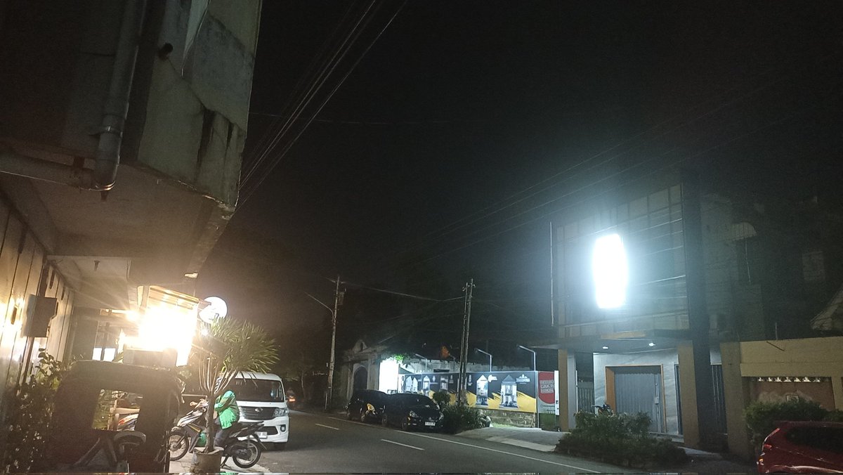 aha150481's tweet photo. @dishubsurakarta lampu jln ronggowarsito dekat menara property dan seberang salon rudy lama mati. https://t.co/qEInD7JEuu