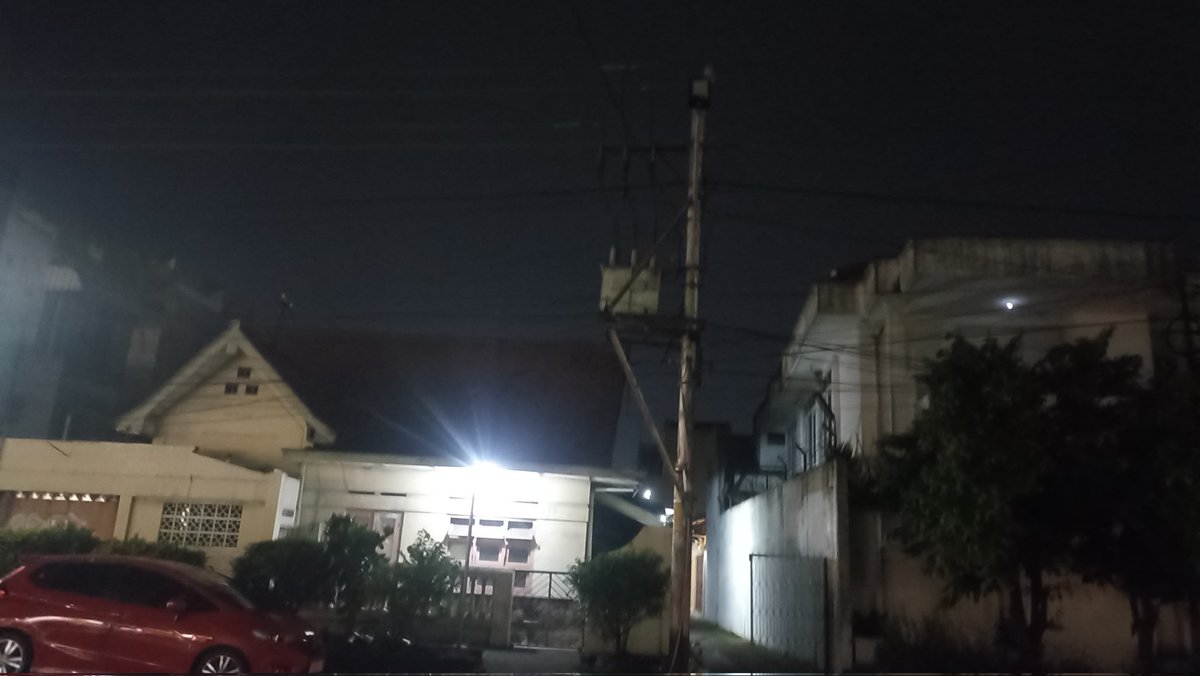aha150481's tweet photo. @dishubsurakarta lampu jln ronggowarsito dekat menara property dan seberang salon rudy lama mati. https://t.co/qEInD7JEuu