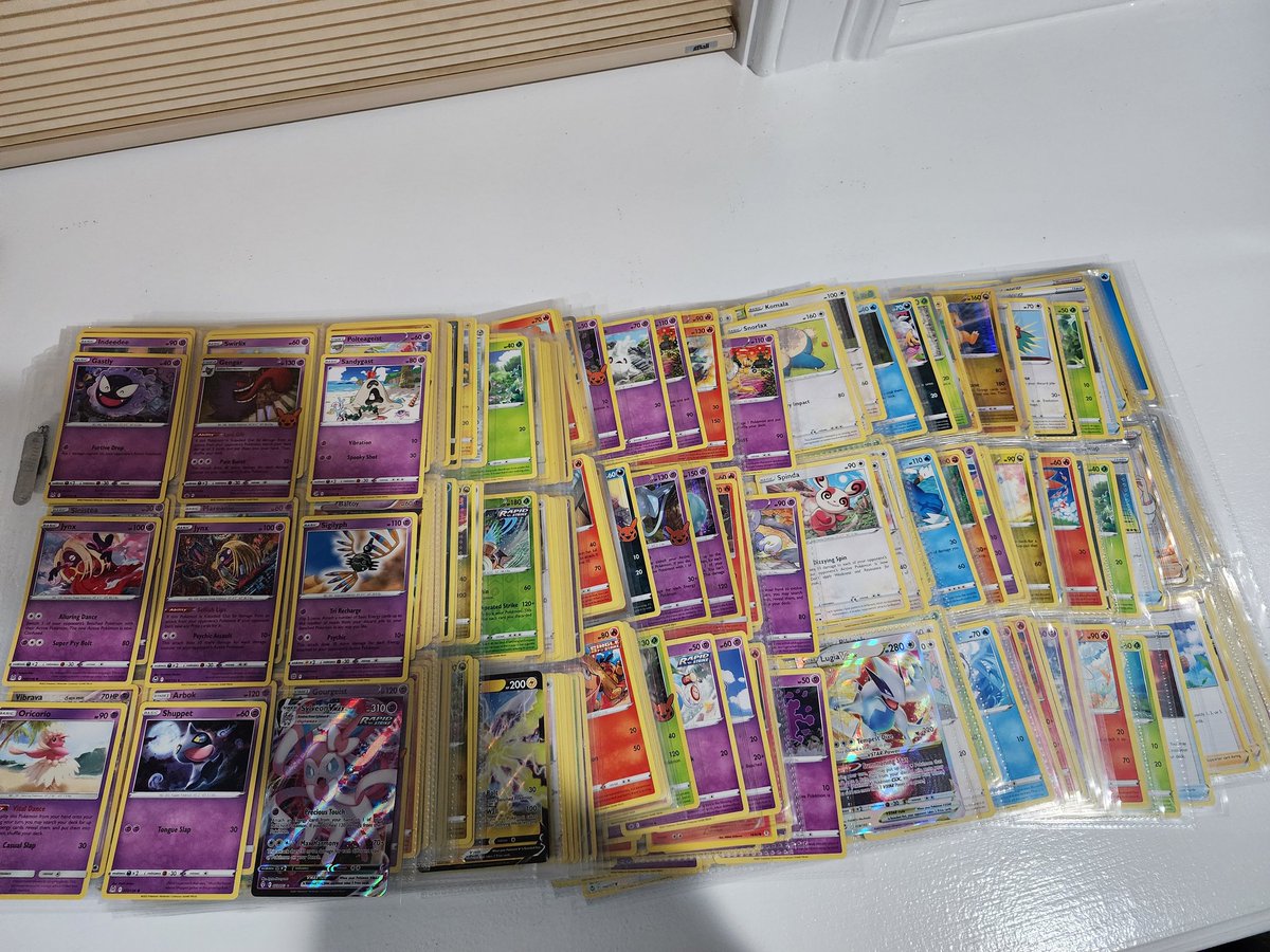 rc_collector's tweet image. Got this massive 600+ @Pokemon collection. Not sure if there&apos;s anything good, but will find out soon.