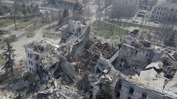 Mariupolin teatteripommituksesta kolme vuotta. Venäjä iski tietoisesti siviilejä täynnä olleeseen teatteriin. Nyt, kun Venäjää ei enää kohdella hyökkääjänä, tämä ja lukemattomat muut sotarikokset uhkaavat jäädä ilman edes jotain oikeutta ja hyvitystä.