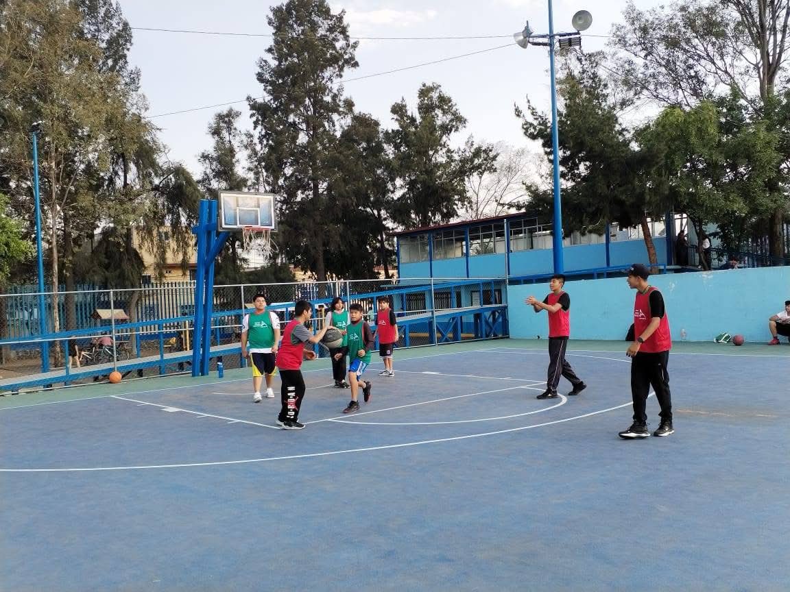 FAHHdeporte's tweet photo. Encendemos el #SemáforoDeportivo 🔴🟡🟢 en el Deportivo Emiliano Zapata, con el apoyo de la coach Magali Bocanegra, llevando a sus alumnas y alumnos entrenamiento de basquetbol 🏀 trabajando fundamento de bote, diferentes pases en movimiento y ataque al aro #CNOD https://t.co/GgtEgQpAUu