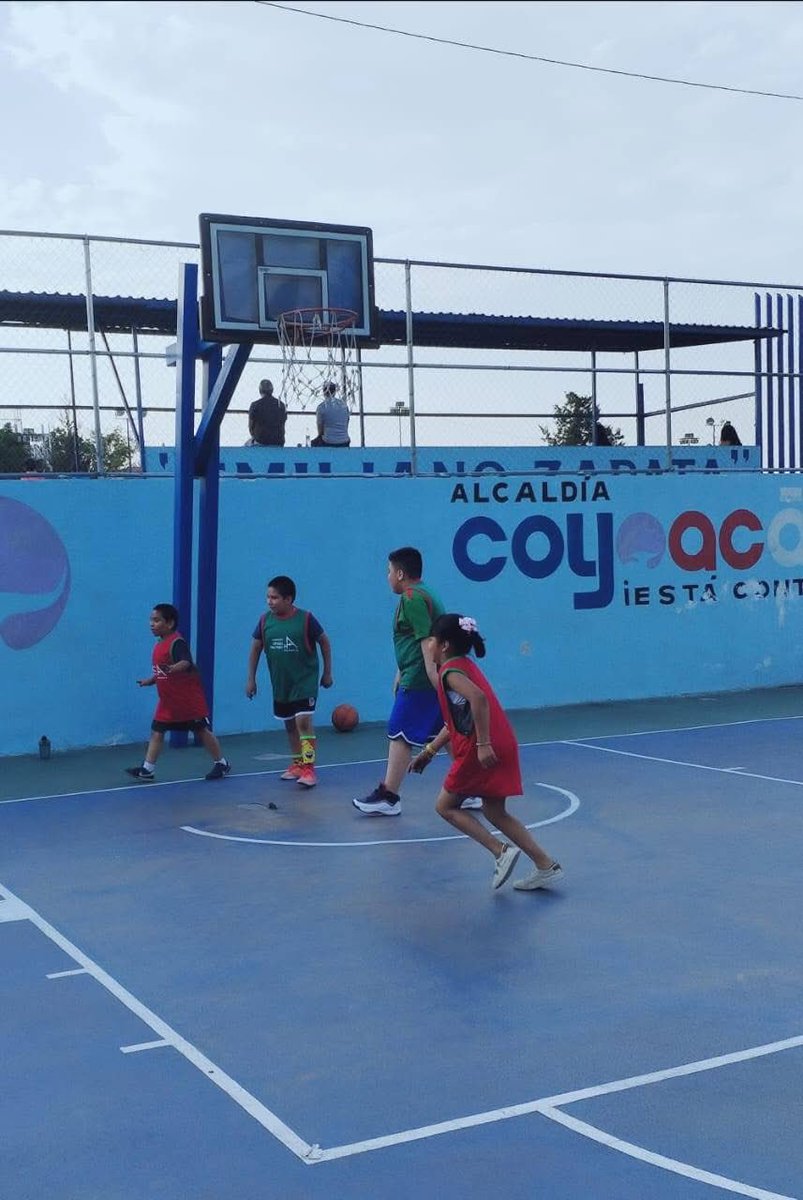 FAHHdeporte's tweet photo. Encendemos el #SemáforoDeportivo 🔴🟡🟢 en el Deportivo Emiliano Zapata, con el apoyo de la coach Magali Bocanegra, llevando a sus alumnas y alumnos entrenamiento de basquetbol 🏀 trabajando fundamento de bote, diferentes pases en movimiento y ataque al aro #CNOD https://t.co/GgtEgQpAUu