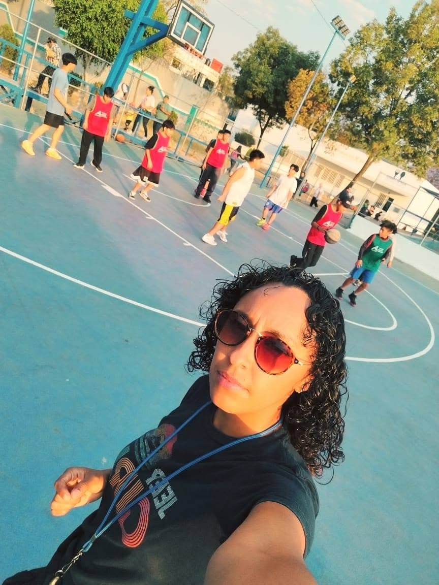 FAHHdeporte's tweet photo. Encendemos el #SemáforoDeportivo 🔴🟡🟢 en el Deportivo Emiliano Zapata, con el apoyo de la coach Magali Bocanegra, llevando a sus alumnas y alumnos entrenamiento de basquetbol 🏀 trabajando fundamento de bote, diferentes pases en movimiento y ataque al aro #CNOD https://t.co/GgtEgQpAUu