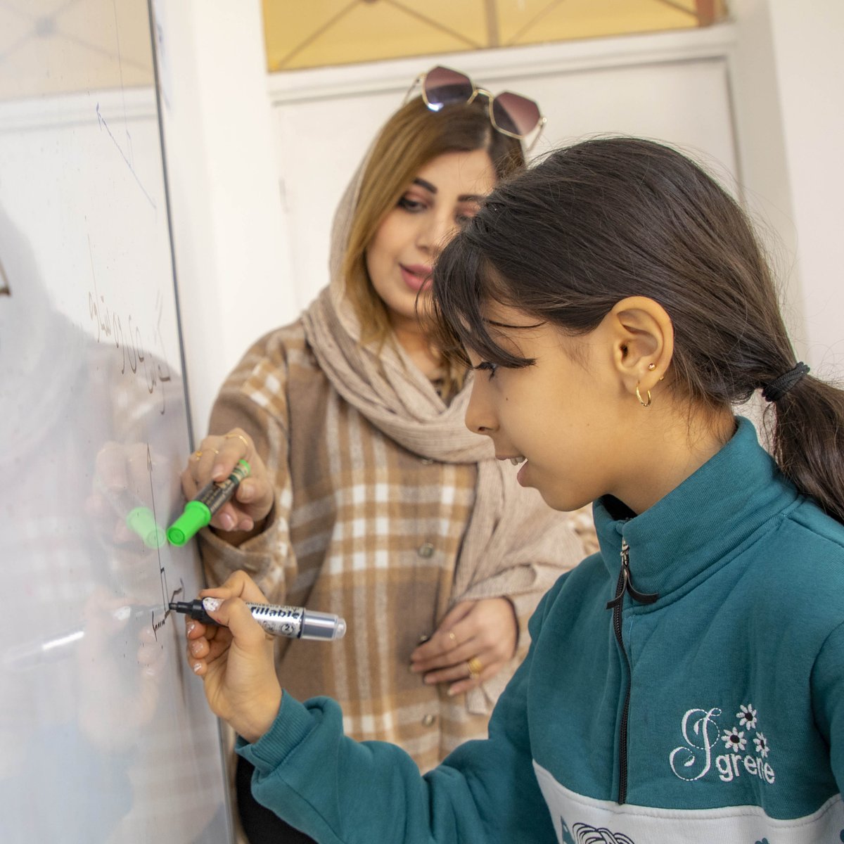 UNHCRIraq's tweet photo. Refugee children in the Kurdistan Region of Iraq can attend public schools, but many struggle to keep up due to challenging living conditions

To bridge the gap, UNHCR offers catch-up classes to ease their transition into the national curriculum | #EducationForAll 📚 https://t.co/8jbfN3G3WO
