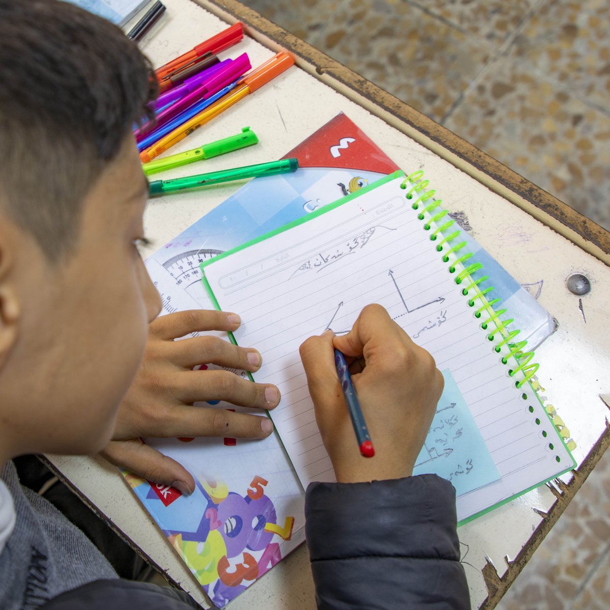 UNHCRIraq's tweet photo. Refugee children in the Kurdistan Region of Iraq can attend public schools, but many struggle to keep up due to challenging living conditions

To bridge the gap, UNHCR offers catch-up classes to ease their transition into the national curriculum | #EducationForAll 📚 https://t.co/8jbfN3G3WO