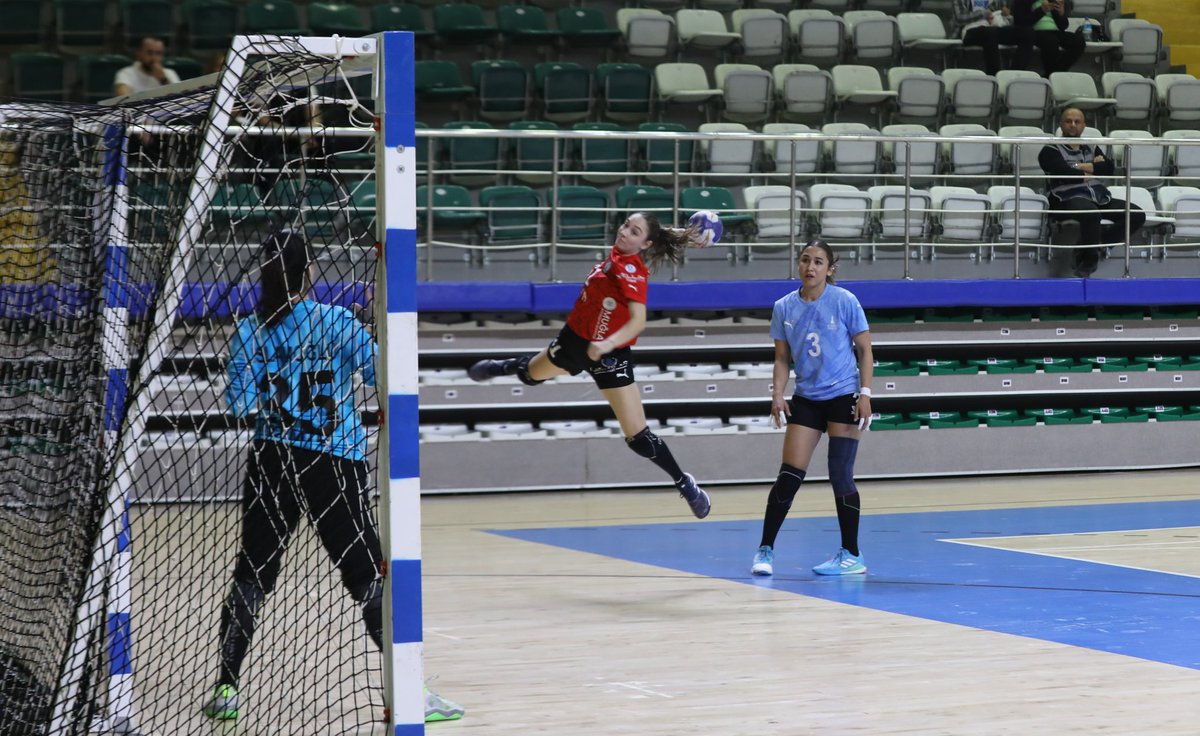 Armada Praxis Yalıkavak Spor Kadın Hentbol Takımımız, tarih yazmaya devam ediyor! 🤾‍♀️🔥

Bugün Menteşe Spor Salonu’nda bizlere muhteşem bir mücadele izleten Deniz’in Kızları, Hentbol Kadınlar Süper Lig sezonunu namağlup tamamlayarak hepimizi gururlandırdı! İzmir Büyükşehir