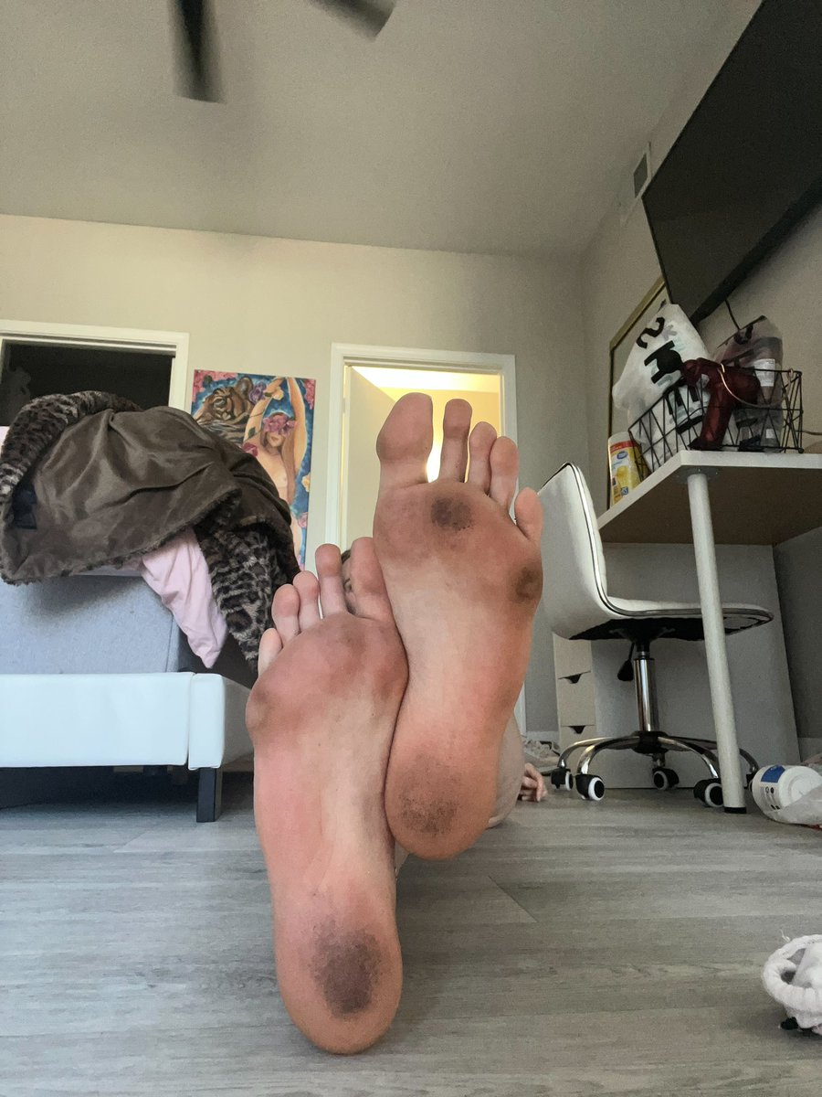 AlexTheAmazon's tweet photo. Dirty from the gym , get on your knees and clean them https://t.co/iajgP3e6Bh
