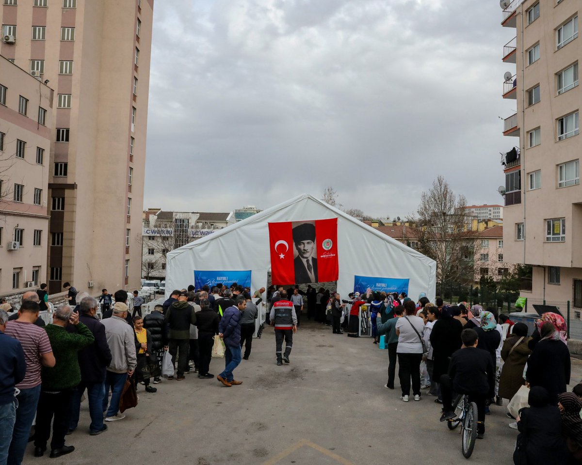 etimesgutbld's tweet photo. Ramazan’ın bereketini iftar çadırlarımızda hep birlikte paylaşmaya devam ediyoruz! Atakent İftar Çadırımızda ise miniklerin hayal dünyasıyla renklenen resim sergisi bu akşamlara ayrı bir güzellik katıyor. 🌙🖼️💕 https://t.co/ZCkMg6tAx2