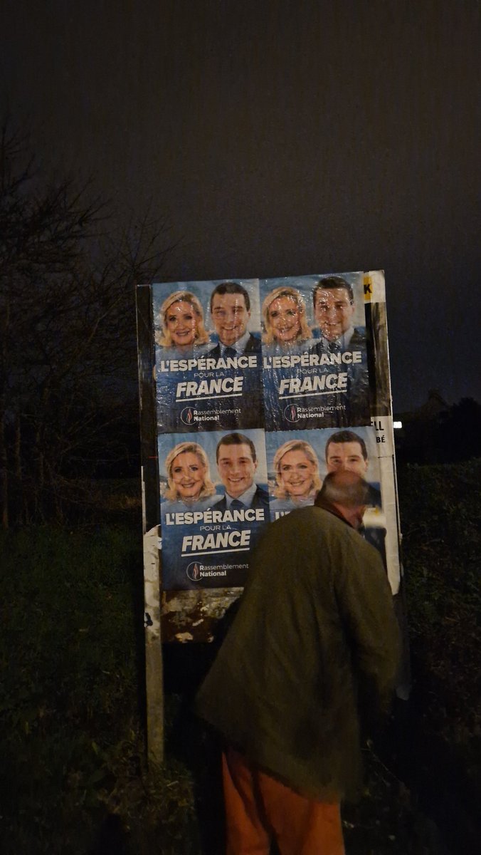 Christel_Henaff's tweet photo. Après le marché de Quimper,  soirée collage sur Quimper et Briec pour des militants du @RNational_29  et du @RNJ_Finistere  
#LEsperancePourLaFRance avec @MLP_officiel  et @J_Bardella 
🇫🇷 https://t.co/0Npe0ixK1g