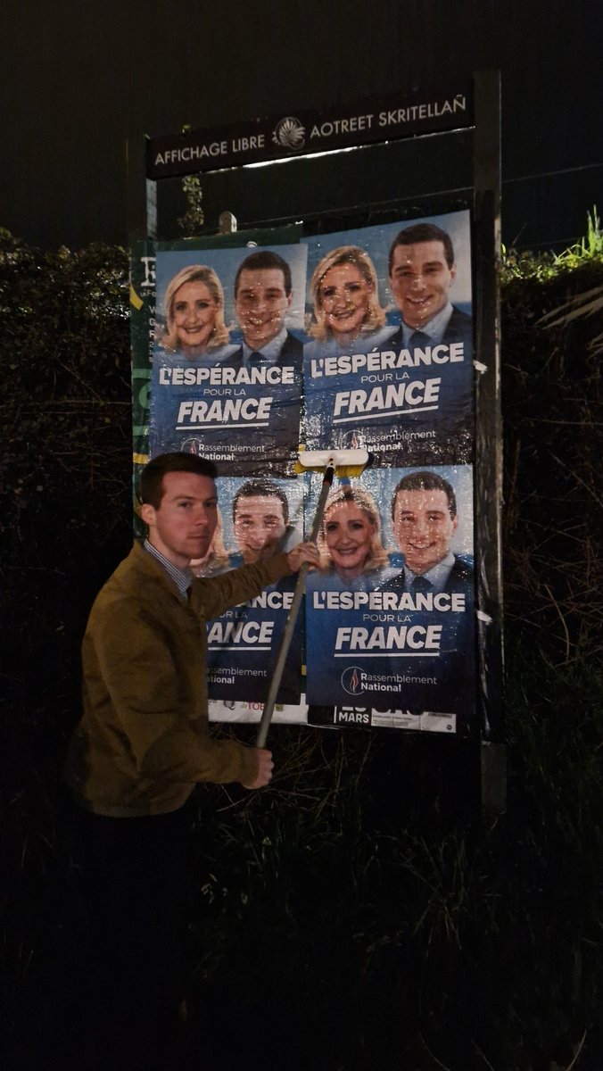 Christel_Henaff's tweet photo. Après le marché de Quimper,  soirée collage sur Quimper et Briec pour des militants du @RNational_29  et du @RNJ_Finistere  
#LEsperancePourLaFRance avec @MLP_officiel  et @J_Bardella 
🇫🇷 https://t.co/0Npe0ixK1g