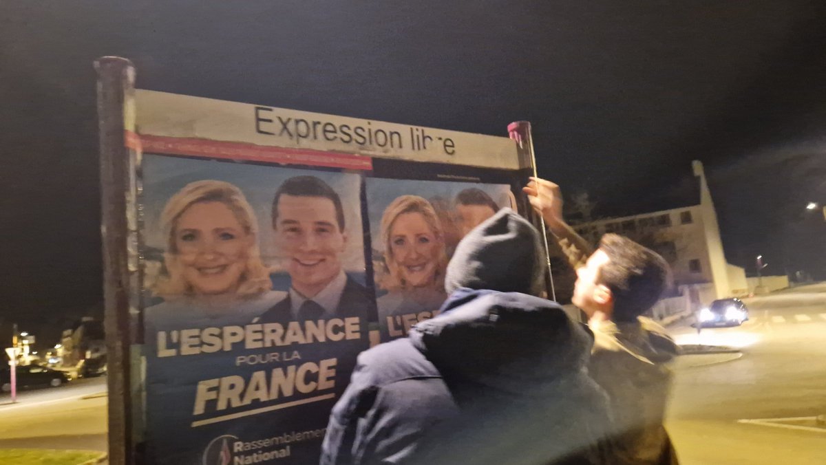 Christel_Henaff's tweet photo. Après le marché de Quimper,  soirée collage sur Quimper et Briec pour des militants du @RNational_29  et du @RNJ_Finistere  
#LEsperancePourLaFRance avec @MLP_officiel  et @J_Bardella 
🇫🇷 https://t.co/0Npe0ixK1g