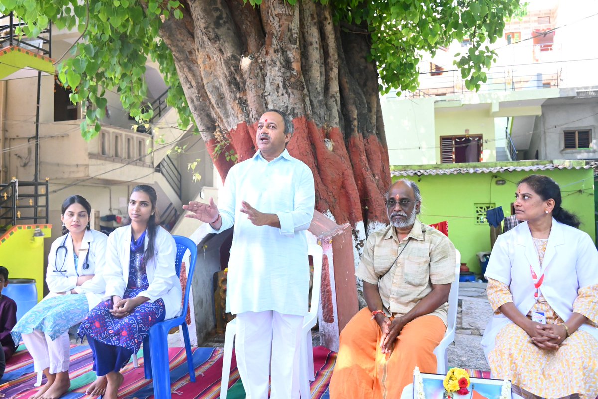 VSKKarnataka's tweet photo. ಬೆಂಗಳೂರು: ನ್ಯಾಷನಲ್ ಮೆಡಿಕೋಸ್ ಆರ್ಗನೈಸೇಶನ್, ಸೇವಾಭಾರತಿ, ರಾಷ್ಟ್ರೋತ್ಥಾನ ಟ್ರಸ್ಟ್ ಇವುಗಳ ಸಹಯೋಗದಲ್ಲಿ ಬೃಹತ್ ಆರೋಗ್ಯ ಶಿಬಿರವನ್ನು ಶಂಕರಪುರ ನಗರದ ವೆಂಕಟರಾಮನಗರ ಸೇವಾವಸತಿಯಲ್ಲಿ ಮಾರ್ಚ್ 16, 2025ರಂದು ಆಯೋಜಿಸಲಾಯಿತು. ಅಖಿಲ ಭಾರತೀಯ ಸೇವಾ ಪ್ರಮುಖ್ ಪರಾಗ್ ಅಭ್ಯಂಕರ್ ಶಿಬಿರವನ್ನು ಉದ್ಘಾಟಿಸಿದರು. ಶಿಬಿರದಲ್ಲಿ ಕಿಮ್ಸ್ ಆಸ್ಪತ್ರೆ, ಒಕ್ಕಲಿಗ ಸಂಘ ಡೆಂಟಲ್ ಕಾಲೇಜು ಮತ್ತು ಆಸ್ಪತ್ರೆ, ದಯಾನಂದ ಸಾಗರ್ ಡೆಂಟಲ್ ಕಾಲೇಜು ಮತ್ತು ಆಸ್ಪತ್ರೆಯ ವೈದ್ಯರು ಉಪಸ್ಥಿತರಿದ್ದು ಬಿಪಿ, ಶುಗರ್ ಪರೀಕ್ಷೆ, ದಂತ ಚಿಕಿತ್ಸೆ ಸೇರಿದಂತೆ ಇನ್ನಿತರೆ ವೈದ್ಯಕೀಯ ಚಿಕಿತ್ಸೆಯನ್ನು ನೀಡಿದರು.