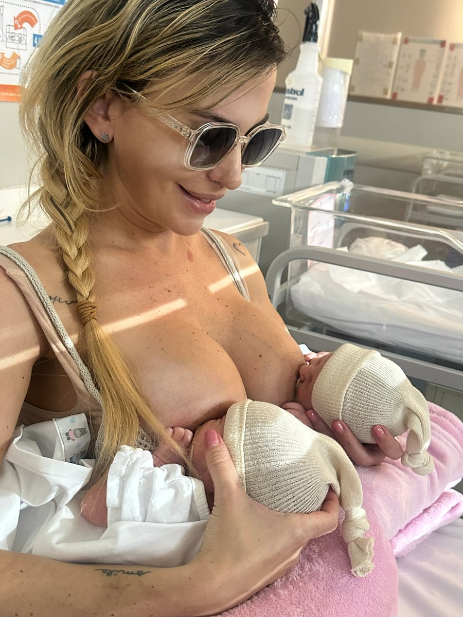 La emoción de ver del esfuerzo de las dos me ilumina el corazón. Tenían mucho hambre y por primera vez las pusimos a las dos juntas a comer ❤️
Estamos tan orgullosos que conecten así. Lo estamos haciendo bien <a href="/RusoRodriguez/">Diego Rodriguez</a> 🥹
Gracias a todos por los mensajes y tanto amor.