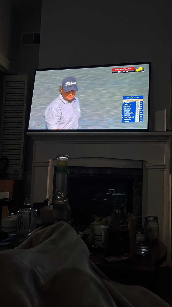 ERobertLee's tweet photo. I feel like this delay is nothing more than the 49ers vs. ravens in the Super Bowl. No chance Rory wins now https://t.co/IBChMM7GzA