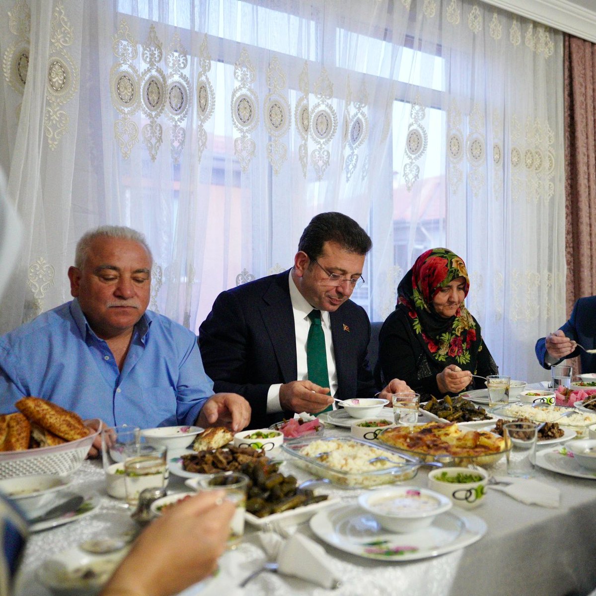 ajans_muhbir's tweet photo. Ekrem İmamoğlu, Gürpınar'da şehit olan Uzman Çavuş Fırat Kılıç'ın Erzincan'daki baba ocağında iftar yaptı. https://t.co/J2s3J52w5v