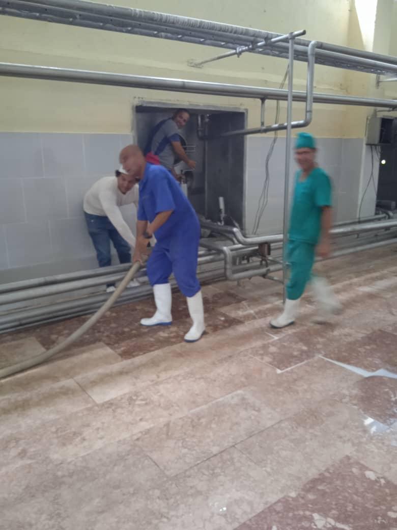 En medio de compleja situación energética se crecen los de trabajadores. Obreros de <a href="/EmpresaZaza/">Empresa Productos Lácteos Río Zaza</a> logran "salvar"  más de 10mil litros de leche que habían quedado en proceso al colapsar el sistema eléctrico. La voluntad de triunfar nos impulsa. #CubaVencerá no lo dude nadie.