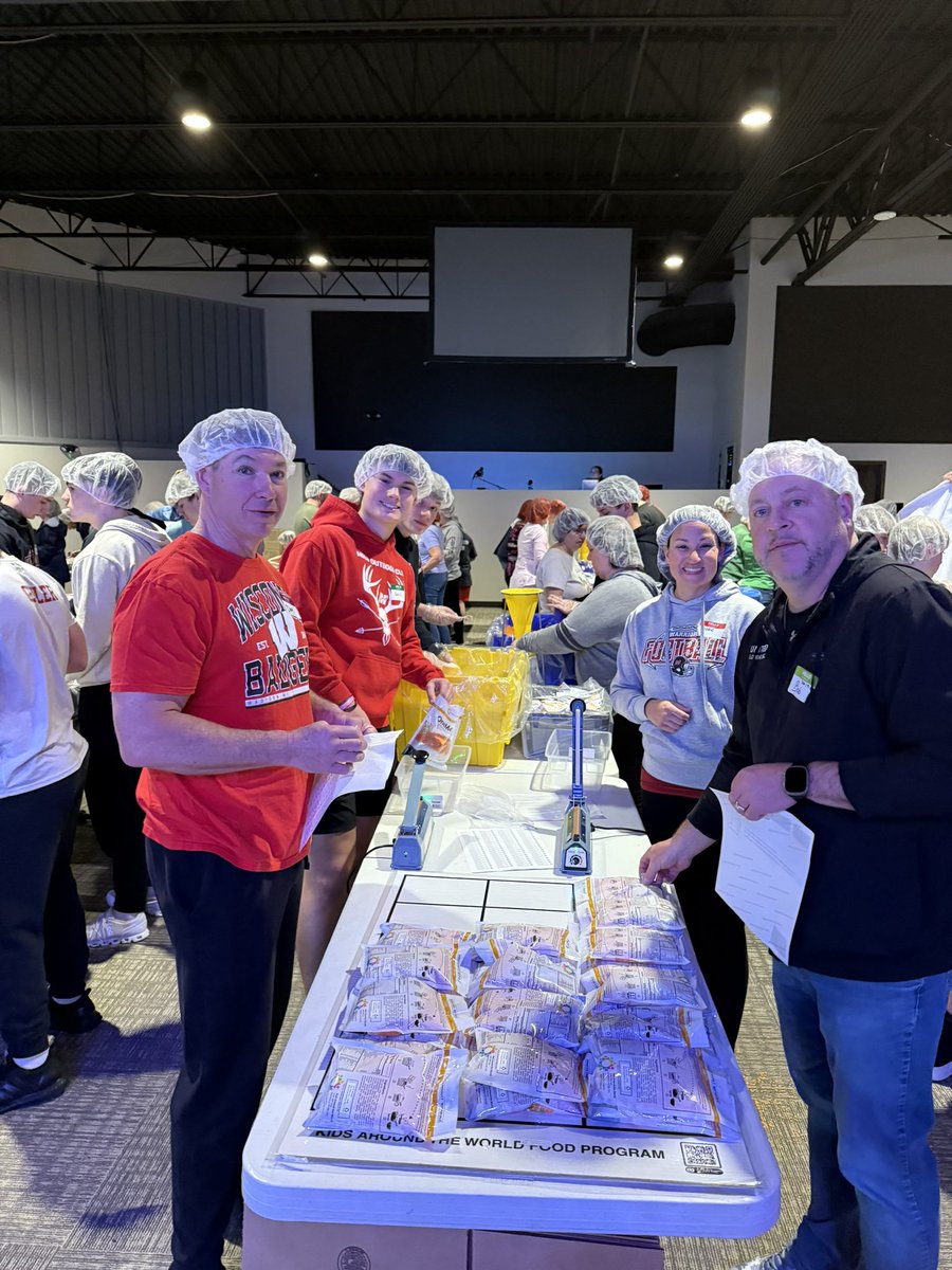 MuskegoGridiron's tweet photo. Thank you to Muskego Feeds and Lakepoint Church for organizing such an incredible event! We’re grateful for the opportunity to give back and have Muskego High School Football be part of something so meaningful. #MuskegoGridiron #MuskegoFeeds #MuskegoHSFB https://t.co/PoJZINE6ik