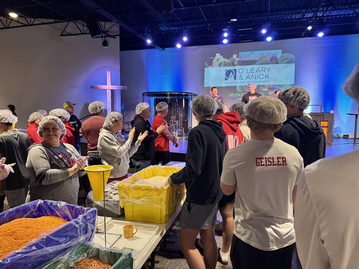 MuskegoGridiron's tweet photo. Thank you to Muskego Feeds and Lakepoint Church for organizing such an incredible event! We’re grateful for the opportunity to give back and have Muskego High School Football be part of something so meaningful. #MuskegoGridiron #MuskegoFeeds #MuskegoHSFB https://t.co/PoJZINE6ik