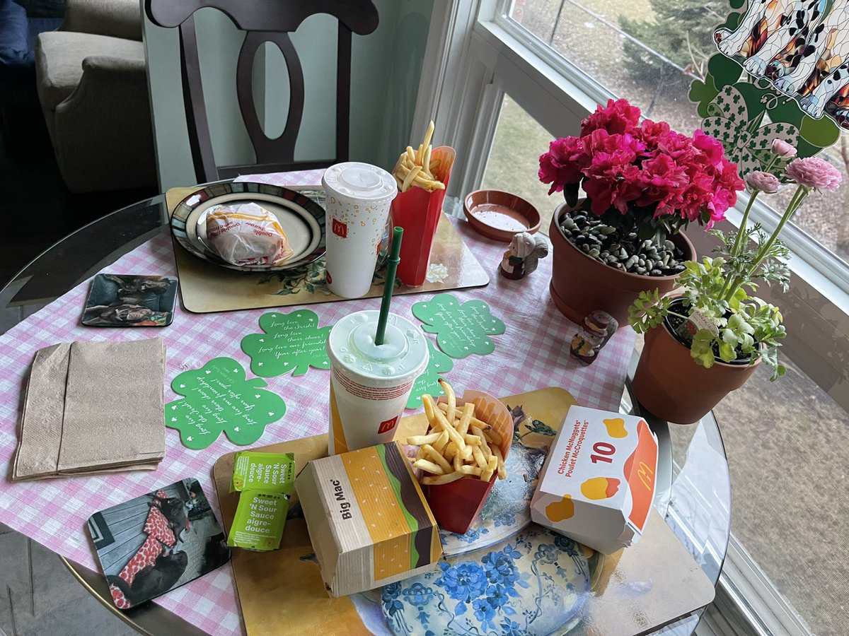 alexdebest's tweet photo. 🍔🍟 https://t.co/XkVkOiTeTp