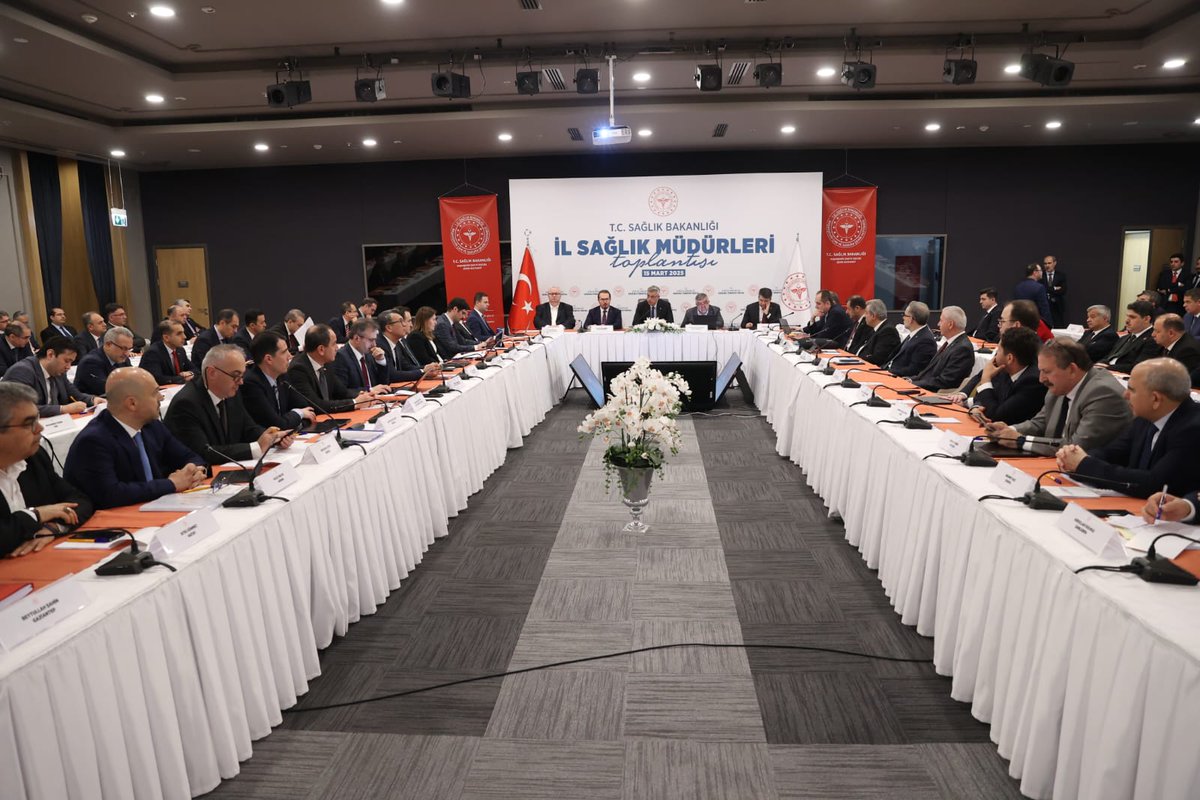 Van İl Sağlık Müdürü Op. Dr. Muhammed Tosun, Sağlık Bakanı Prof. Dr. Kemal Memişoğlu başkanlığında düzenlenen İl Sağlık Müdürleri Toplantısı'na katıldı.

Başakşehir Çam ve Sakura Şehir Hastanesi’nde gerçekleştirilen toplantıda, bakan yardımcıları, genel müdürler,