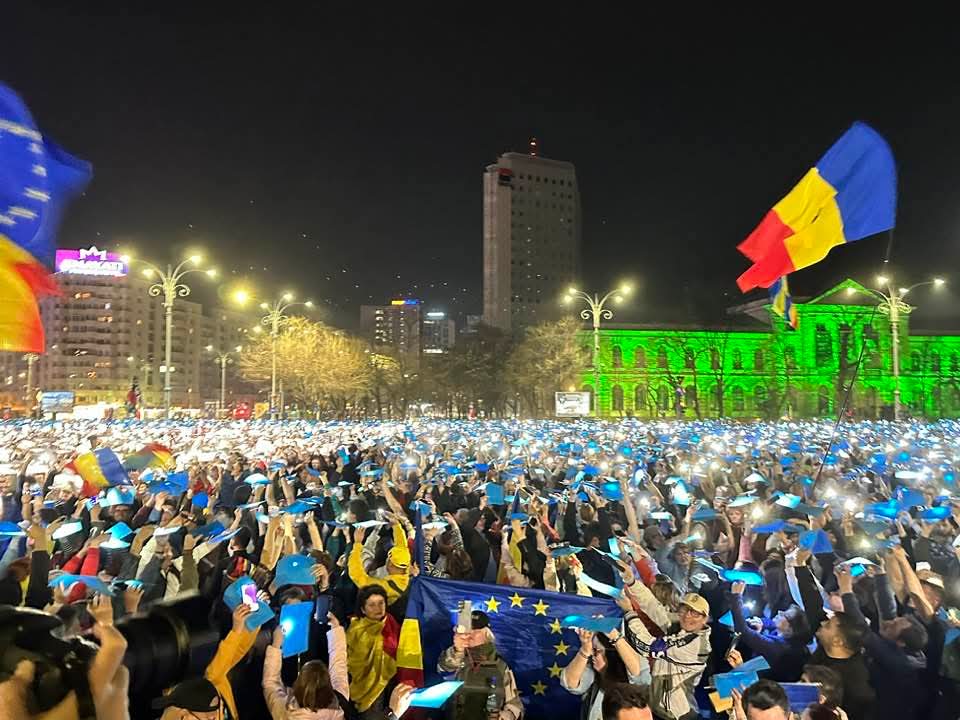 Travel_2Romania's tweet photo. 🇷🇴🇪🇺 Piața Victoriei din București #Europa #Europe #România 🇪🇺🇷🇴 https://t.co/gu7yiTvmSy