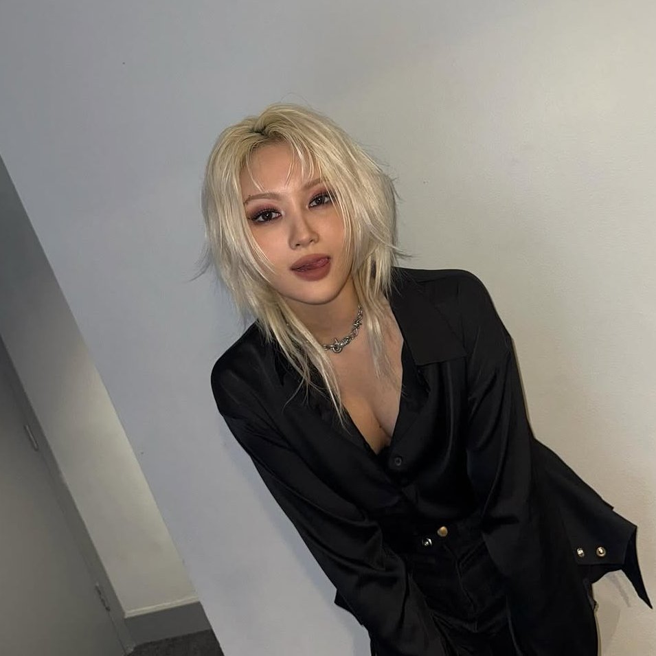 kpopsapphic's tweet photo. Siyeon (Dreamcatcher) https://t.co/hbrBJlmydr