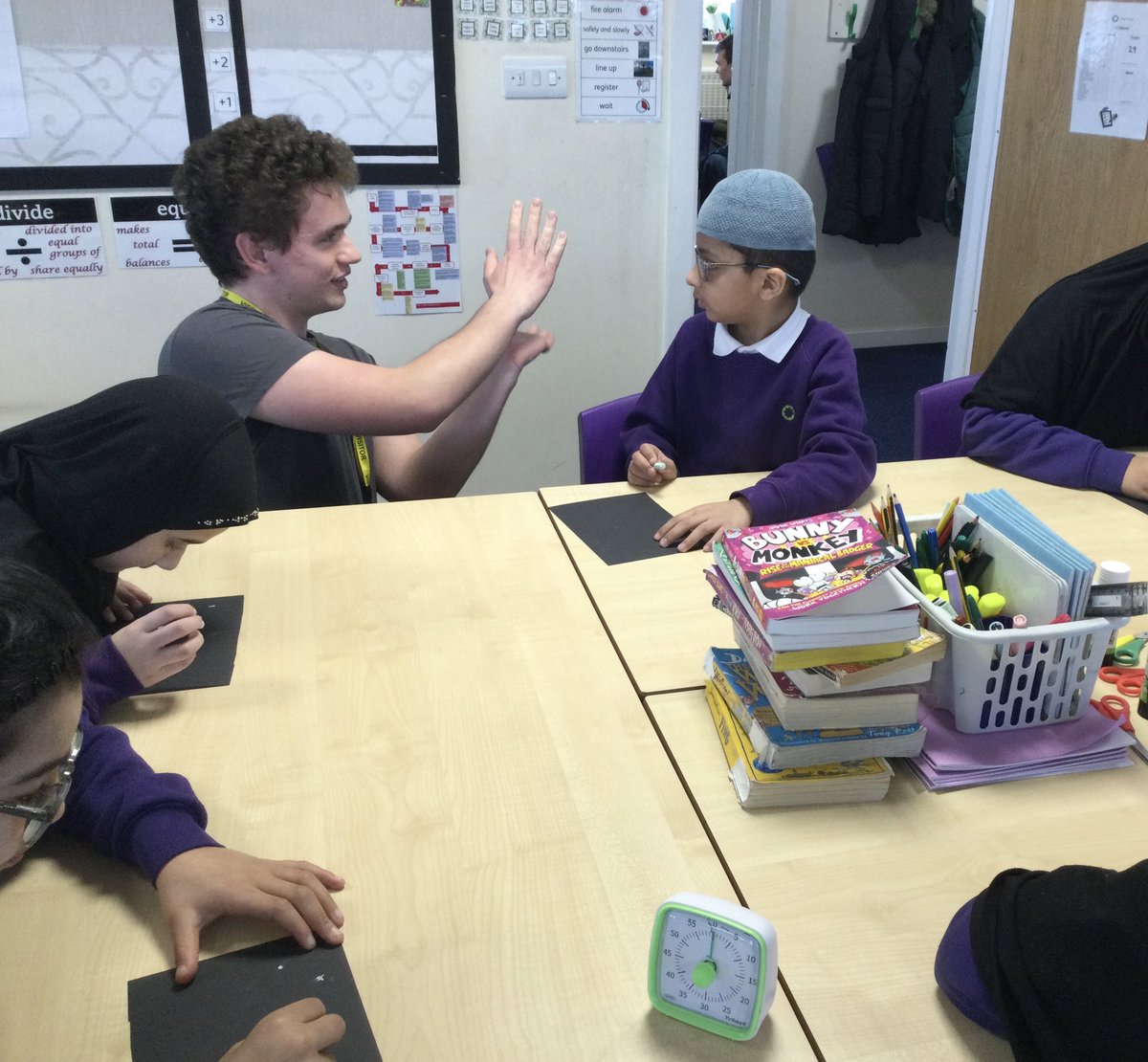 olive_bolton's tweet photo. Our Year 5 children engage in scientific discussions with students from @UoMSciEng #WeAreStar #Ambition #EarthAndBeyond #BSW #BritishScienceWeek #Constellations #Ambition #Respect #Teamwork #LoveLearning #Science #Scientists https://t.co/UyxNKDaSgh