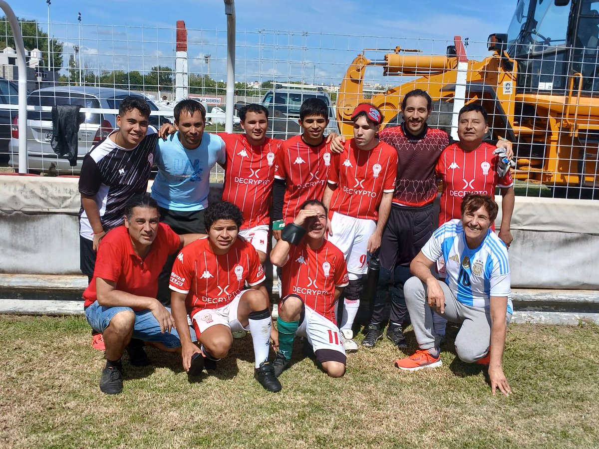 huracandeportes's tweet photo. #FútbolParaCiegos

¡GANÓ HURACÁN!

💪 El Globo venció 4-2 a River en amistoso disputado en La Quemita 

⚽ Todos los goles fueron convertidos por Juniors Fernandes, también delantero de la Selección Argentina https://t.co/cblm43faYl